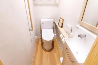 a small bathroom with a toilet and a sink at \u697d\u9038\u30b0\u30eb\u30fc\u30d7 \u9ad8\u7530\u99ac\u5834 114t in Tokyo