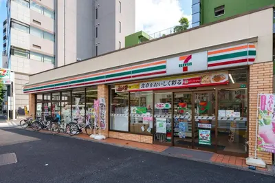 a store front with bikes parked in front of it at \u697d\u9038\u30b0\u30eb\u30fc\u30d7 \u9ad8\u7530\u99ac\u5834 114t in Tokyo