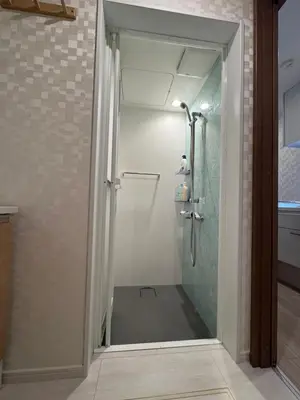 a shower with a glass door in a bathroom at Asakusa\u5708\u99c5\u304b\u30898\u5206\u65e5\u5f0f\u72ec\u680b\u522b\u5885 in Tokyo
