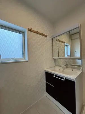 a bathroom with a sink and a mirror at Asakusa\u5708\u99c5\u304b\u30898\u5206\u65e5\u5f0f\u72ec\u680b\u522b\u5885 in Tokyo