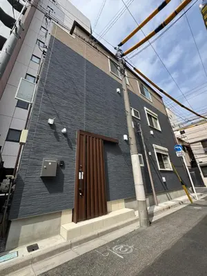 a building with a brown door on the side of it at Asakusa\u5708\u99c5\u304b\u30898\u5206\u65e5\u5f0f\u72ec\u680b\u522b\u5885 in Tokyo