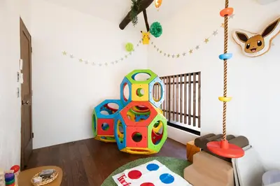 a childs room with a swing and a toy at \u30ca\u30ab\u30ce\u30b3\u30df\u30c1 Nakanokomichi in Tokyo