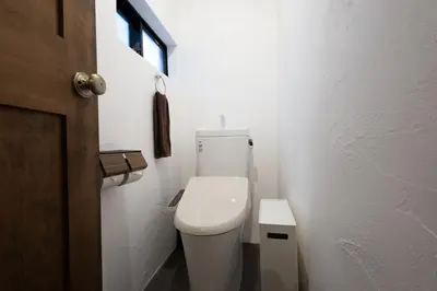 a white bathroom with a toilet and a window at \u30ca\u30ab\u30ce\u30b3\u30df\u30c1 Nakanokomichi in Tokyo