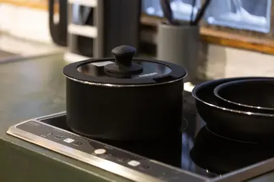 a black pot sitting on top of a stove at \u30ca\u30ab\u30ce\u30b3\u30df\u30c1 Nakanokomichi in Tokyo