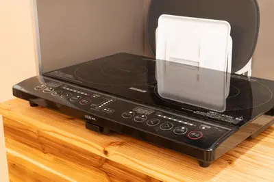 a microwave oven sitting on top of a table at \u51ea\u30ce\u5bb6\u66f3\u821f Naginoya Hikihune in Tokyo