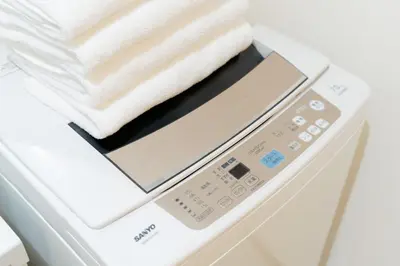 a stack of towels on top of a washing machine at \u6c60\u888b\u65b0\u5bbf\u30a8\u30ea\u30a2 \u5927\u585a\u99c5\u8fd1 \u5546\u5e97\u8857\u5f92\u6b69\u570f\u5185 \u8cb8\u5207\u4e00\u6238\u5efa 2\u90e8\u5c4b \u6700\u59275\u540d\u5bbf\u6cca\u53ef in Tokyo