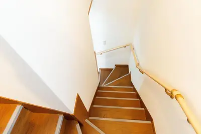 a staircase in a house with wooden floors and white walls at \u6c60\u888b\u65b0\u5bbf\u30a8\u30ea\u30a2 \u5927\u585a\u99c5\u8fd1 \u5546\u5e97\u8857\u5f92\u6b69\u570f\u5185 \u8cb8\u5207\u4e00\u6238\u5efa 2\u90e8\u5c4b \u6700\u59275\u540d\u5bbf\u6cca\u53ef in Tokyo