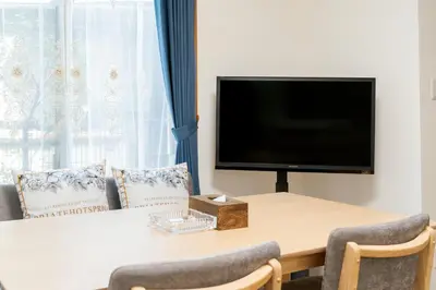 a living room with a table and a tv at \u6c60\u888b\u65b0\u5bbf\u30a8\u30ea\u30a2 \u5927\u585a\u99c5\u8fd1 \u5546\u5e97\u8857\u5f92\u6b69\u570f\u5185 \u8cb8\u5207\u4e00\u6238\u5efa 2\u90e8\u5c4b \u6700\u59275\u540d\u5bbf\u6cca\u53ef in Tokyo