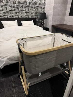 a bed in a room with a suitcase on a chassis at Regalo Shibaura 501 - Vacation STAY 06260v in Tokyo