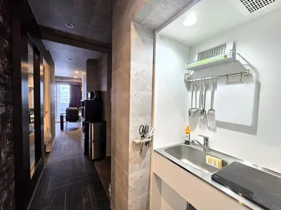 a kitchen with a sink and a mirror at Regalo Shibaura 501 - Vacation STAY 06260v in Tokyo