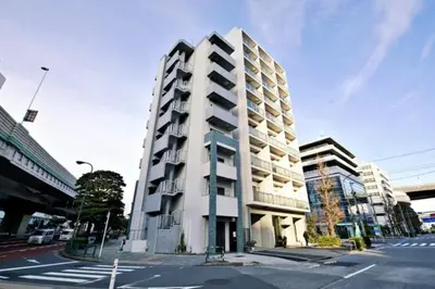 a tall white building on a city street at Regalo Shibaura 501 - Vacation STAY 06260v in Tokyo