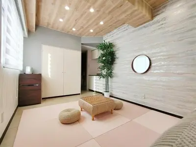 a living room with a table and a mirror at G91\u65b0\u5bbf\u6700\u4e2d\u5fc3 \u6771\u65b0\u5bbf\u7ad95\u5206-Shinjuku center 5 mins to St, Max 5P \u65b0\u5bbf \u6d89\u8c37 \u8868\u53c2\u9053 \u6c60\u888b \u4e0a\u91ce \u4ee3\u4ee3\u6728 \u94f6\u5ea7 \u539f\u5bbf in Tokyo