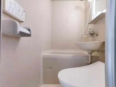 a bathroom with a toilet and a sink at G91\u65b0\u5bbf\u6700\u4e2d\u5fc3 \u6771\u65b0\u5bbf\u7ad95\u5206-Shinjuku center 5 mins to St, Max 5P \u65b0\u5bbf \u6d89\u8c37 \u8868\u53c2\u9053 \u6c60\u888b \u4e0a\u91ce \u4ee3\u4ee3\u6728 \u94f6\u5ea7 \u539f\u5bbf in Tokyo