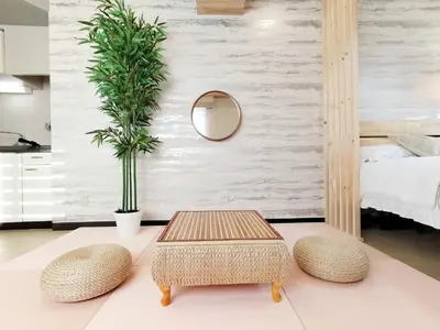 a room with a table and stools and a bedroom at G91\u65b0\u5bbf\u6700\u4e2d\u5fc3 \u6771\u65b0\u5bbf\u7ad95\u5206-Shinjuku center 5 mins to St, Max 5P \u65b0\u5bbf \u6d89\u8c37 \u8868\u53c2\u9053 \u6c60\u888b \u4e0a\u91ce \u4ee3\u4ee3\u6728 \u94f6\u5ea7 \u539f\u5bbf in Tokyo