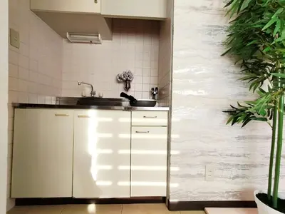 a kitchen with white cabinets and a sink at G91\u65b0\u5bbf\u6700\u4e2d\u5fc3 \u6771\u65b0\u5bbf\u7ad95\u5206-Shinjuku center 5 mins to St, Max 5P \u65b0\u5bbf \u6d89\u8c37 \u8868\u53c2\u9053 \u6c60\u888b \u4e0a\u91ce \u4ee3\u4ee3\u6728 \u94f6\u5ea7 \u539f\u5bbf in Tokyo