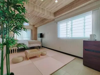 a bedroom with a bed and a large window at G91\u65b0\u5bbf\u6700\u4e2d\u5fc3 \u6771\u65b0\u5bbf\u7ad95\u5206-Shinjuku center 5 mins to St, Max 5P \u65b0\u5bbf \u6d89\u8c37 \u8868\u53c2\u9053 \u6c60\u888b \u4e0a\u91ce \u4ee3\u4ee3\u6728 \u94f6\u5ea7 \u539f\u5bbf in Tokyo