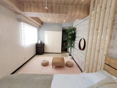 a bedroom with a bed and a table at G91\u65b0\u5bbf\u6700\u4e2d\u5fc3 \u6771\u65b0\u5bbf\u7ad95\u5206-Shinjuku center 5 mins to St, Max 5P \u65b0\u5bbf \u6d89\u8c37 \u8868\u53c2\u9053 \u6c60\u888b \u4e0a\u91ce \u4ee3\u4ee3\u6728 \u94f6\u5ea7 \u539f\u5bbf in Tokyo