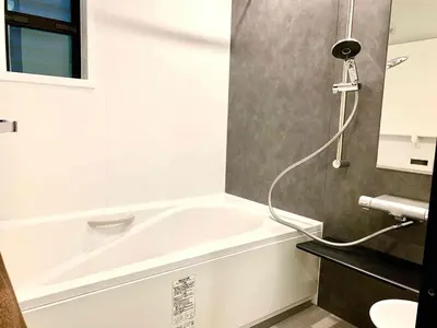 a bathroom with a bath tub and a sink at \u843d\u5408\u30df\u30ea\u30aa\u30f3\u30cf\u30a6\u30b9 in Tokyo