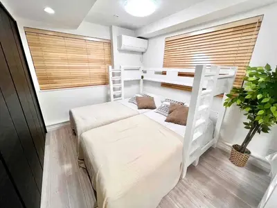 a bedroom with two bunk beds and a potted plant at \u843d\u5408\u30df\u30ea\u30aa\u30f3\u30cf\u30a6\u30b9 in Tokyo