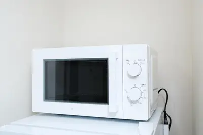 a white microwave oven sitting on top of a counter at \u30af\u30ec\u30a2\u30fc\u30ec\u795e\u697d\u5742\u30b2\u30b9\u30c8\u30cf\u30a6\u30b9105\u53f7\u5ba4 - \u6771\u4eac\u89b3\u5149\u306b\u4fbf\u5229 - \u725b\u8fbc\u795e\u697d\u5742\u99c5\u304b\u3089\u5f92\u6b693\u5206 in Tokyo