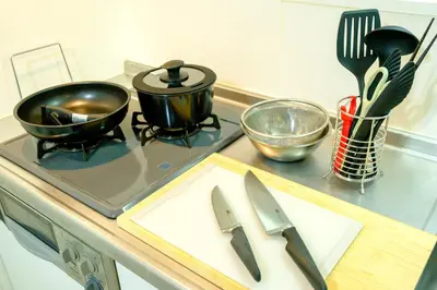 a counter with two cooking utensils on a stove at \u30af\u30ec\u30a2\u30fc\u30ec\u795e\u697d\u5742\u30b2\u30b9\u30c8\u30cf\u30a6\u30b9105\u53f7\u5ba4 - \u6771\u4eac\u89b3\u5149\u306b\u4fbf\u5229 - \u725b\u8fbc\u795e\u697d\u5742\u99c5\u304b\u3089\u5f92\u6b693\u5206 in Tokyo