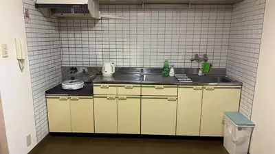 a small kitchen with a sink and white tiled walls at 21\u89c2\u666f\u9633\u53f0\u623f \u5927\u7a7a\u95f4\u536b\u6d74\u53a8\u623f \u6d17\u8863\u673a \u8f66\u7ad9\u6b65\u884c3\u5206\u949f \u4e0a\u91ce \u6d89\u8c37 \u8fea\u58eb\u5c3c \u673a\u573a \u5750\u8f66\u76f4\u8fbe in Tokyo