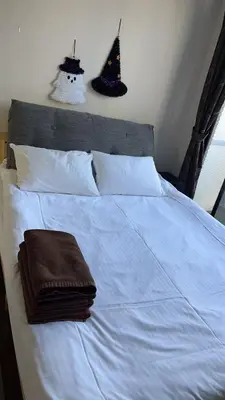 a white bed with two hats on top of it at 41\u89c2\u666f\u9633\u53f0\u623f \u5927\u7a7a\u95f4\u536b\u6d74\u53a8\u623f \u6d17\u8863\u673a \u8f66\u7ad9\u6b65\u884c3\u5206\u949f \u4e0a\u91ce \u6d89\u8c37 \u8fea\u58eb\u5c3c \u673a\u573a \u5750\u8f66\u76f4\u8fbe in Tokyo