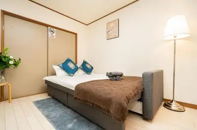 a bedroom with a bed with a teddy bear on it at 22\u89c2\u666f\u9633\u53f0\u623f \u5927\u7a7a\u95f4\u536b\u6d74\u53a8\u623f \u6d17\u8863\u673a \u8f66\u7ad9\u6b65\u884c3\u5206\u949f \u4e0a\u91ce \u6d89\u8c37 \u8fea\u58eb\u5c3c \u673a\u573a \u5750\u8f66\u76f4\u8fbe in Tokyo