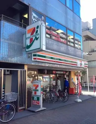 a building with bikes parked outside of a store at 22\u89c2\u666f\u9633\u53f0\u623f \u5927\u7a7a\u95f4\u536b\u6d74\u53a8\u623f \u6d17\u8863\u673a \u8f66\u7ad9\u6b65\u884c3\u5206\u949f \u4e0a\u91ce \u6d89\u8c37 \u8fea\u58eb\u5c3c \u673a\u573a \u5750\u8f66\u76f4\u8fbe in Tokyo