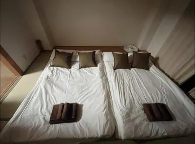 a bedroom with two beds with white sheets and pillows at 22\u89c2\u666f\u9633\u53f0\u623f \u5927\u7a7a\u95f4\u536b\u6d74\u53a8\u623f \u6d17\u8863\u673a \u8f66\u7ad9\u6b65\u884c3\u5206\u949f \u4e0a\u91ce \u6d89\u8c37 \u8fea\u58eb\u5c3c \u673a\u573a \u5750\u8f66\u76f4\u8fbe in Tokyo