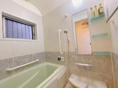a bathroom with a tub and a toilet and a mirror at \u53cb\u7e01\u306e\u5bb6Destined Bonds Haven\u5317\u5343\u4f4f in Tokyo