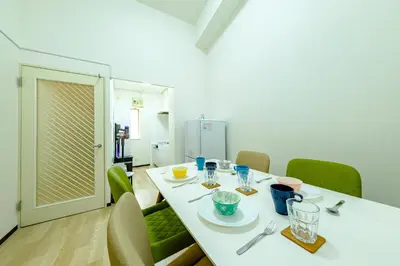 a dining room with a white table and chairs at \u3055\u304f\u3089\u30cf\u30a6\u30b9 - Sakura house - \u5e83\u3005\u5feb\u9069 \u6700\u59276\u540d\u6ede\u5728\u53ef in Tokyo