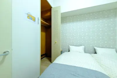 a small bedroom with a bed and a closet at \u3055\u304f\u3089\u30cf\u30a6\u30b9 - Sakura house - \u5e83\u3005\u5feb\u9069 \u6700\u59276\u540d\u6ede\u5728\u53ef in Tokyo