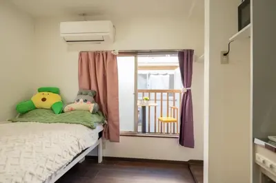 a small bedroom with a bed and a window at \u738b201\u8d85\u5927\u9732\u53f0\u6574\u5957\u79c1\u4eba\u536b\u6d74\u53a8\u623f \u6d17\u8863\u673a \u8f66\u7ad9\u6b65\u884c5\u5206\u949f \u4e0a\u91ce\u7ad9\u5730\u94c1\u76f4\u8fbe in Tokyo