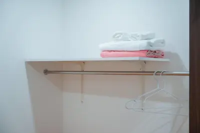 a shelf with towels on it in a bathroom at \u738b201\u8d85\u5927\u9732\u53f0\u6574\u5957\u79c1\u4eba\u536b\u6d74\u53a8\u623f \u6d17\u8863\u673a \u8f66\u7ad9\u6b65\u884c5\u5206\u949f \u4e0a\u91ce\u7ad9\u5730\u94c1\u76f4\u8fbe in Tokyo