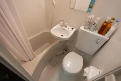 a bathroom with a toilet and a sink and a tub at \u738b201\u8d85\u5927\u9732\u53f0\u6574\u5957\u79c1\u4eba\u536b\u6d74\u53a8\u623f \u6d17\u8863\u673a \u8f66\u7ad9\u6b65\u884c5\u5206\u949f \u4e0a\u91ce\u7ad9\u5730\u94c1\u76f4\u8fbe in Tokyo