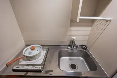 a sink in a small room with a sink at \u738b201\u8d85\u5927\u9732\u53f0\u6574\u5957\u79c1\u4eba\u536b\u6d74\u53a8\u623f \u6d17\u8863\u673a \u8f66\u7ad9\u6b65\u884c5\u5206\u949f \u4e0a\u91ce\u7ad9\u5730\u94c1\u76f4\u8fbe in Tokyo