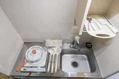 a kitchen counter with a sink and utensils at \u738b201\u8d85\u5927\u9732\u53f0\u6574\u5957\u79c1\u4eba\u536b\u6d74\u53a8\u623f \u6d17\u8863\u673a \u8f66\u7ad9\u6b65\u884c5\u5206\u949f \u4e0a\u91ce\u7ad9\u5730\u94c1\u76f4\u8fbe in Tokyo