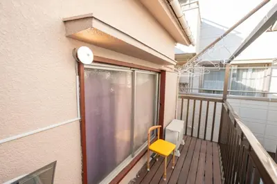 a yellow chair sitting on the balcony of a building at \u738b201\u8d85\u5927\u9732\u53f0\u6574\u5957\u79c1\u4eba\u536b\u6d74\u53a8\u623f \u6d17\u8863\u673a \u8f66\u7ad9\u6b65\u884c5\u5206\u949f \u4e0a\u91ce\u7ad9\u5730\u94c1\u76f4\u8fbe in Tokyo