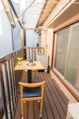 a small table and a chair on a balcony at \u738b201\u8d85\u5927\u9732\u53f0\u6574\u5957\u79c1\u4eba\u536b\u6d74\u53a8\u623f \u6d17\u8863\u673a \u8f66\u7ad9\u6b65\u884c5\u5206\u949f \u4e0a\u91ce\u7ad9\u5730\u94c1\u76f4\u8fbe in Tokyo
