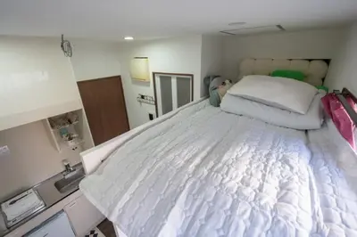 a large white bed in a small room at \u738b202\u6574\u5957\u79c1\u4eba\u536b\u6d74\u53a8\u623f \u6d17\u8863\u673a \u8f66\u7ad9\u6b65\u884c5\u5206\u949f \u4e0a\u91ce\u7ad9\u5730\u94c1\u76f4\u8fbe in Tokyo