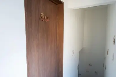 a wooden door with a sign on it in a room at \u738b202\u6574\u5957\u79c1\u4eba\u536b\u6d74\u53a8\u623f \u6d17\u8863\u673a \u8f66\u7ad9\u6b65\u884c5\u5206\u949f \u4e0a\u91ce\u7ad9\u5730\u94c1\u76f4\u8fbe in Tokyo