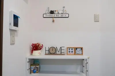 a shelf with some pictures and a sign on a wall at \u738b202\u6574\u5957\u79c1\u4eba\u536b\u6d74\u53a8\u623f \u6d17\u8863\u673a \u8f66\u7ad9\u6b65\u884c5\u5206\u949f \u4e0a\u91ce\u7ad9\u5730\u94c1\u76f4\u8fbe in Tokyo