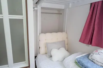 a bedroom with a white bed with a mirror at \u738b202\u6574\u5957\u79c1\u4eba\u536b\u6d74\u53a8\u623f \u6d17\u8863\u673a \u8f66\u7ad9\u6b65\u884c5\u5206\u949f \u4e0a\u91ce\u7ad9\u5730\u94c1\u76f4\u8fbe in Tokyo