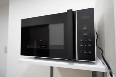 a microwave oven sitting on top of a shelf at \u738b102\u6574\u5957\u79c1\u4eba\u536b\u6d74\u53a8\u623f \u6d17\u8863\u673a \u8f66\u7ad9\u6b65\u884c5\u5206\u949f \u4e0a\u91ce\u7ad9\u5730\u94c1\u76f4\u8fbe in Tokyo