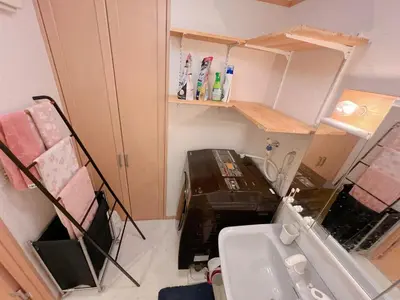 a small bathroom with a sink and a stove at \u8cb4\u9802\u5e9c\u90b8 \u95a2\u539f KICYO HOUSE No3 in Tokyo
