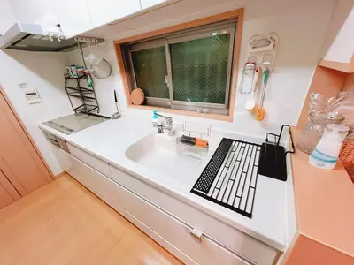 an rv kitchen with a sink and a window at \u8cb4\u9802\u5e9c\u90b8 \u95a2\u539f KICYO HOUSE No3 in Tokyo
