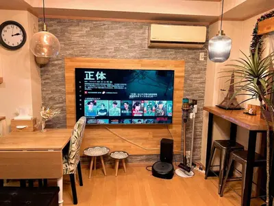 a living room with a television and a table and chairs at \u8cb4\u9802\u5e9c\u90b8 \u95a2\u539f KICYO HOUSE No3 in Tokyo