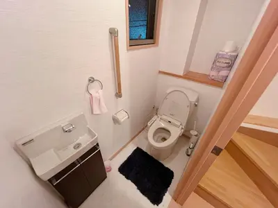 a small bathroom with a toilet and a sink at \u8cb4\u9802\u5e9c\u90b8 \u95a2\u539f KICYO HOUSE No3 in Tokyo