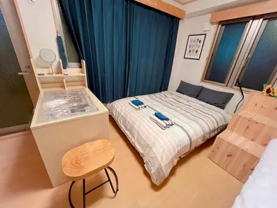 a small room with a bed and a window at \u8cb4\u9802\u5e9c\u90b8 \u95a2\u539f KICYO HOUSE No3 in Tokyo